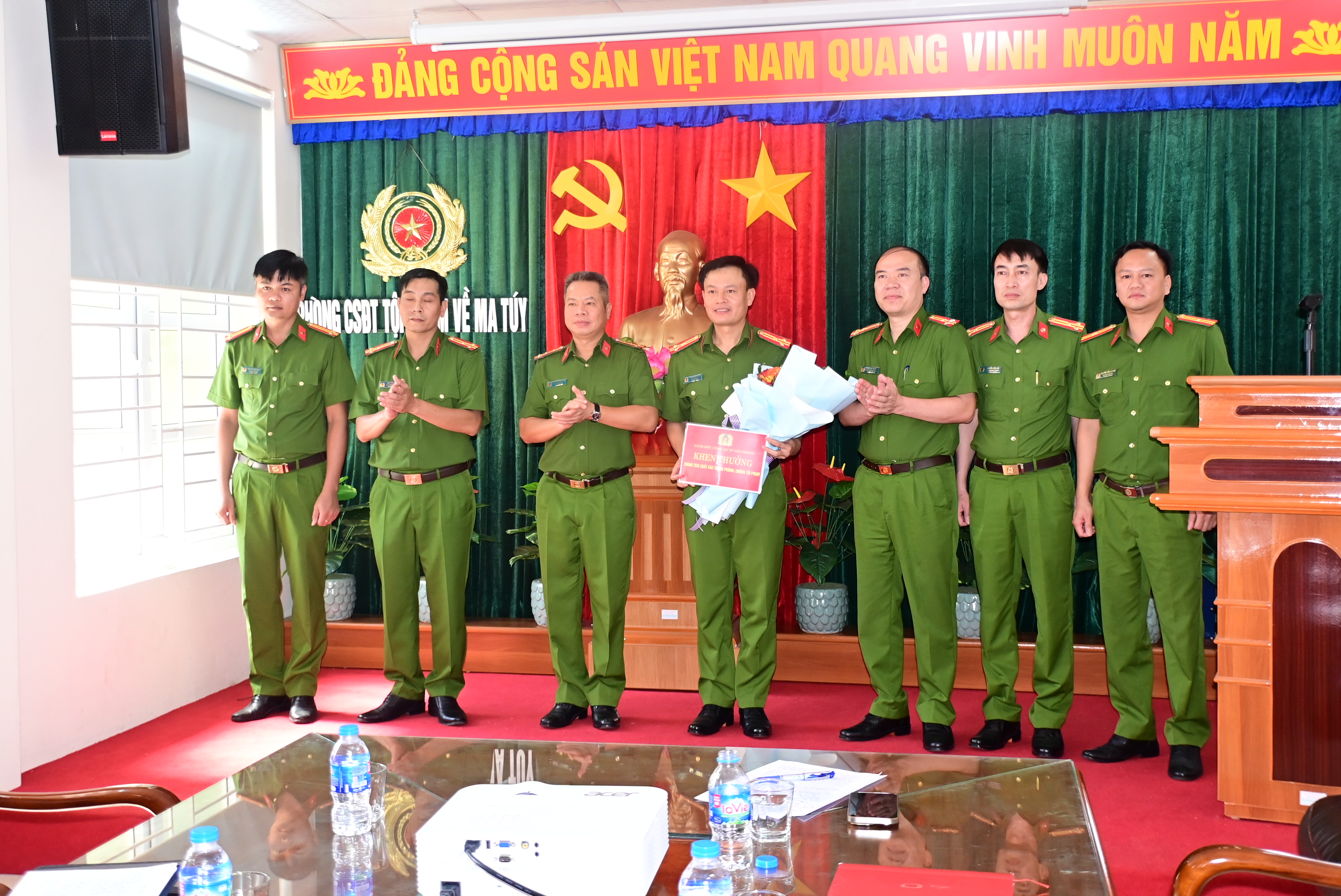 Khen thưởng Phòng Cảnh sát điều tra tội phạm về ma túy bắt giữ 4 đối tượng trong đường dây vận chuyển trái phép chất ma túy liên tỉnh, từ Campuchia về Việt Nam tiêu thụ